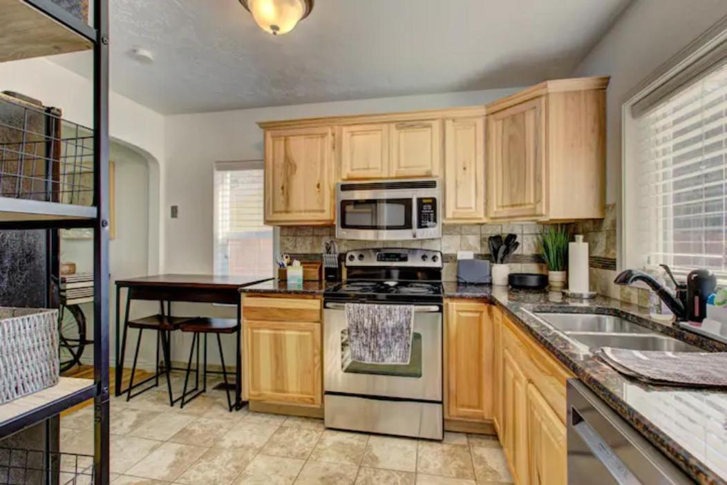 Home Sweet Idahome, Feels Like Home With All The Decor You Wish You Could Afford King Bed In Master, Fully Fenced Dog Friendly Yard, A Few Blocks From Bsu And Downtown Boise, Your Perfect Stay! 外观 照片